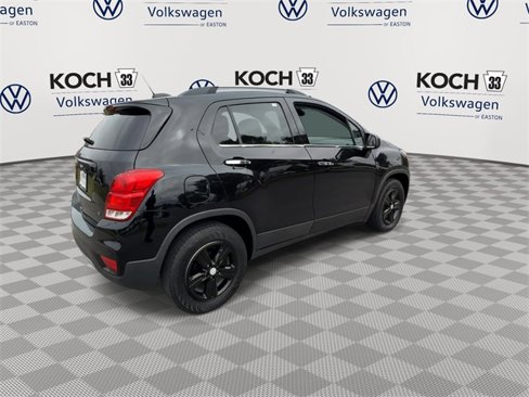 Used 2020 Chevrolet Trax LT w/ Sun & Sound Package image 8