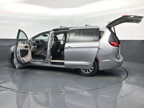 Used 2019 Chrysler Pacifica Touring-L image 47