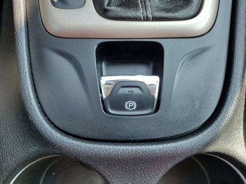 Used 2016 Jeep Cherokee Sport image 27