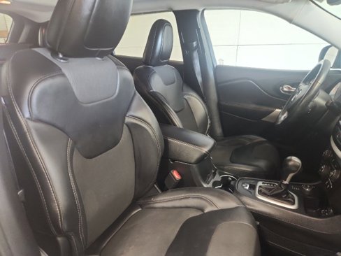 Used 2018 Jeep Cherokee Latitude Plus w/ Comfort/Convenience Group image 10