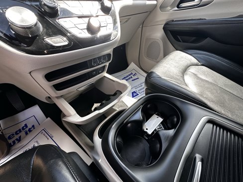 Used 2022 Chrysler Pacifica Touring-L image 16