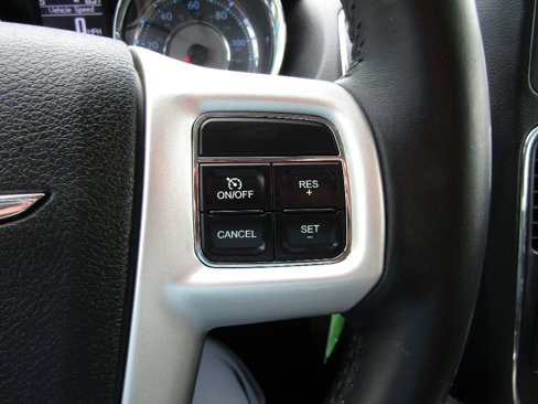 Used 2015 Chrysler Town & Country Touring-L image 19