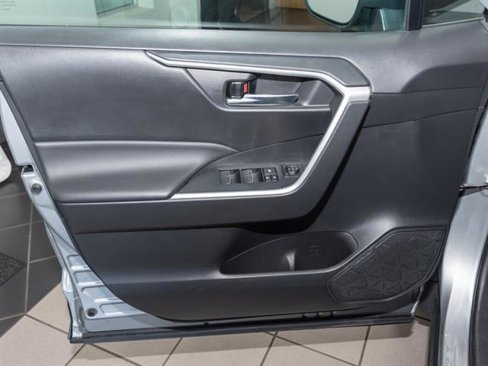 Used 2022 Toyota RAV4 XLE image 8