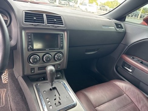 Used 2014 Dodge Challenger SXT image 9