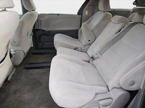 Used 2015 Toyota Sienna LE image 18