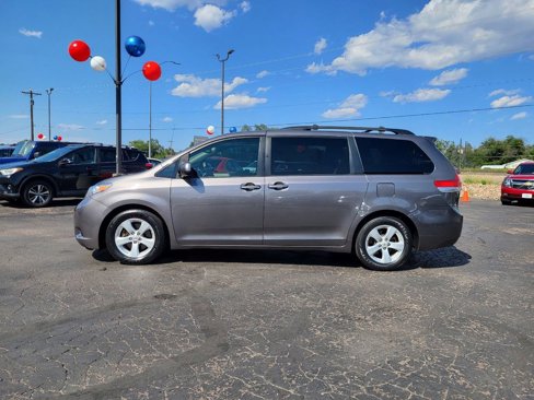 Used 2011 Toyota Sienna LE image 2