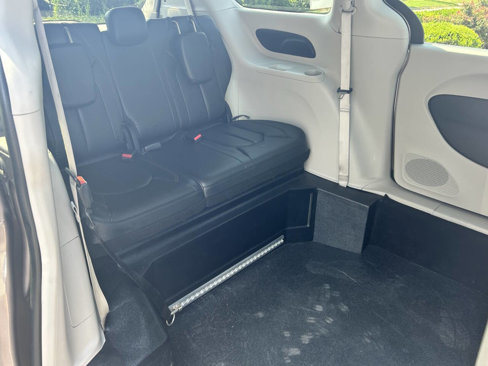Used 2017 Chrysler Pacifica Touring-L image 6