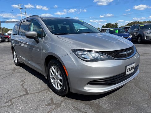 Used 2017 Chrysler Pacifica LX image 1