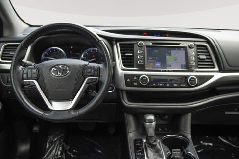 Used 2018 Toyota Highlander SE image 3