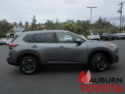 Used 2024 Nissan Rogue SV image 3