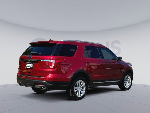 Used 2018 Ford Explorer XLT w/ Equipment Group 201A image 7