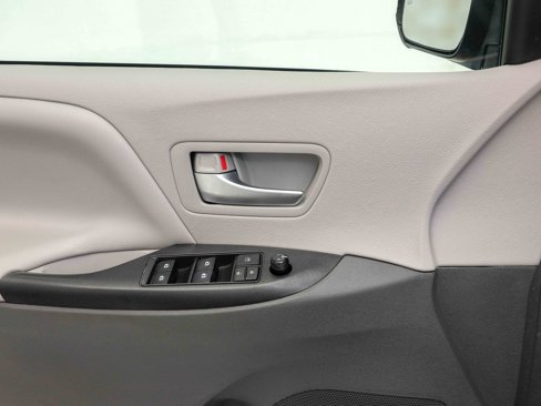 Used 2020 Toyota Sienna LE image 24