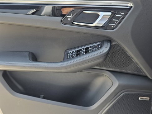 Certified 2025 Porsche Macan Turbo image 30