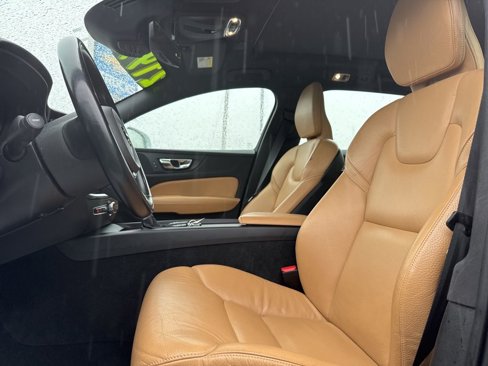 Used 2020 Volvo V60 T5 Momentum image 13