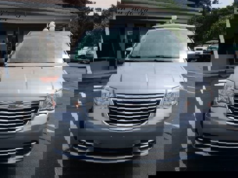 Used 2014 Chrysler Town & Country Touring image 2