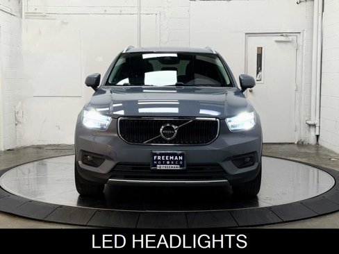 Used 2021 Volvo XC40 T5 Momentum image 3