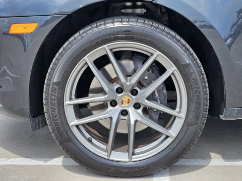 Certified 2025 Porsche Macan image 18