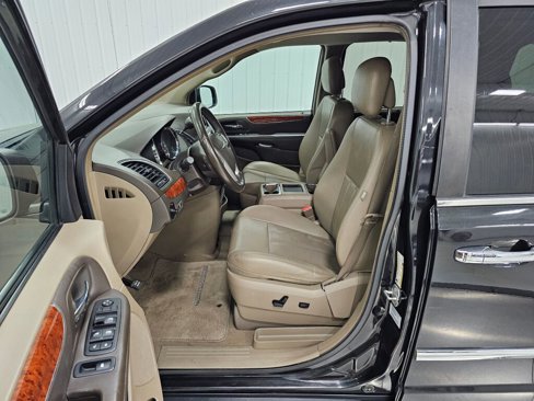 Used 2015 Chrysler Town & Country Touring-L w/ Driver Convenience Group image 2
