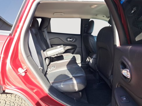 Used 2017 Jeep Cherokee Trailhawk image 16