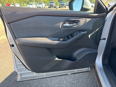 Used 2023 Nissan Rogue SV image 11