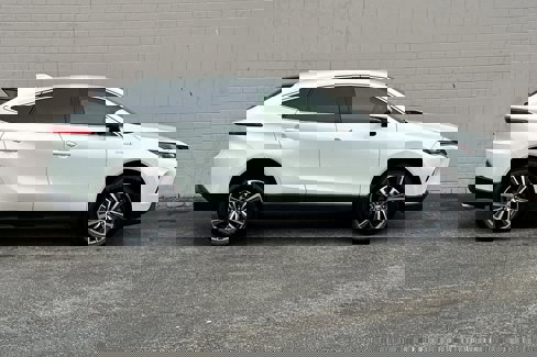 Used 2021 Toyota Venza LE image 6
