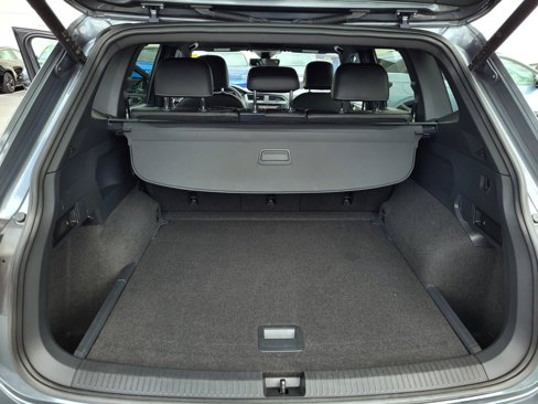 Certified 2022 Volkswagen Tiguan SEL R-Line image 24