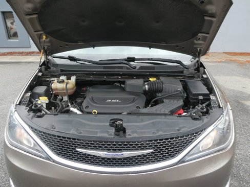 Used 2018 Chrysler Pacifica Touring-L image 35