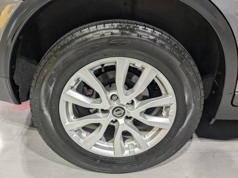 Used 2018 Nissan Rogue SV image 18