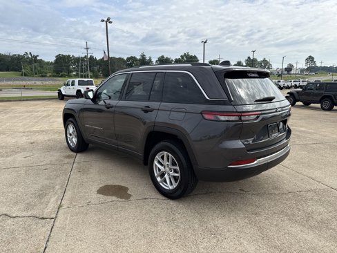 Used 2023 Jeep Grand Cherokee Laredo image 5