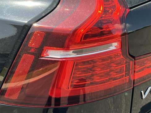 Used 2020 Volvo V60 T5 Momentum image 10