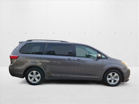 Used 2015 Toyota Sienna LE image 4