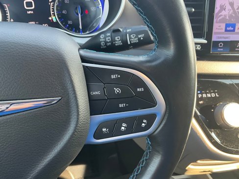 Used 2021 Chrysler Pacifica Touring-L image 6