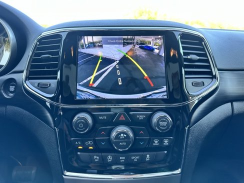 Used 2022 Jeep Grand Cherokee Laredo X image 21