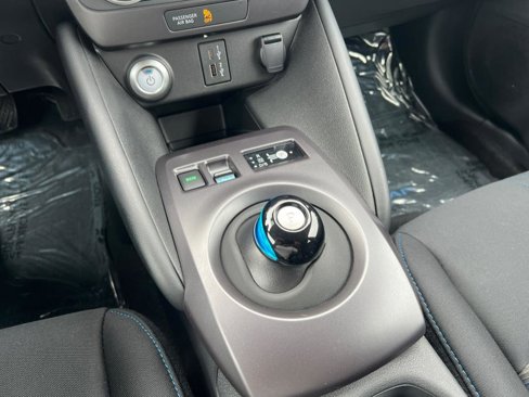 Used 2025 Nissan Leaf S image 27