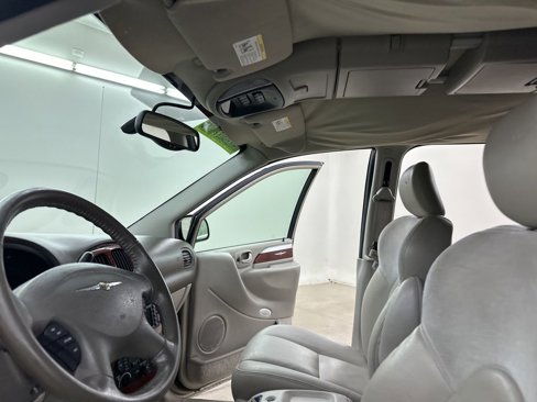 Used 2005 Chrysler Town & Country Limited image 27