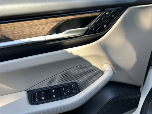 New 2025 Porsche Macan Electric image 17