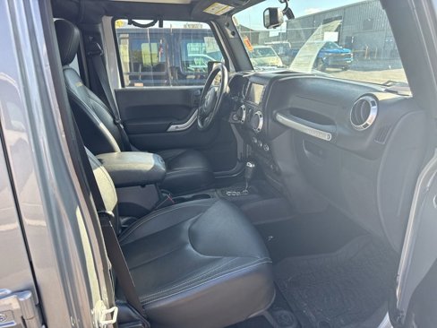 Used 2015 Jeep Wrangler Unlimited Sahara w/ Connectivity Group image 31