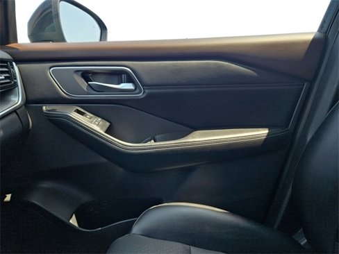 Used 2021 Nissan Rogue SV w/ Premium Package image 18