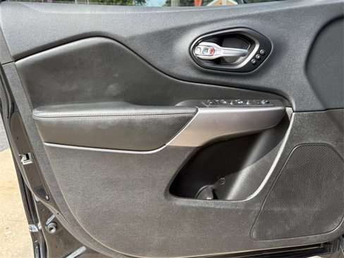 Used 2019 Jeep Cherokee Limited image 17