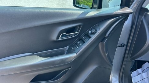 Used 2019 Chevrolet Trax LT w/ LT Convenience Package image 13