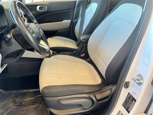 Used 2024 Hyundai Venue SEL image 18