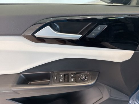New 2025 Volkswagen Taos S image 18
