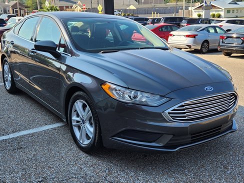 Used 2018 Ford Fusion SE w/ Fusion SE Technology Package image 5