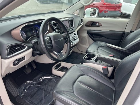 Used 2019 Chrysler Pacifica Touring-L image 11