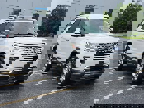 Used 2019 Ford Explorer Limited w/ Ford Safe & Smart Package image 2