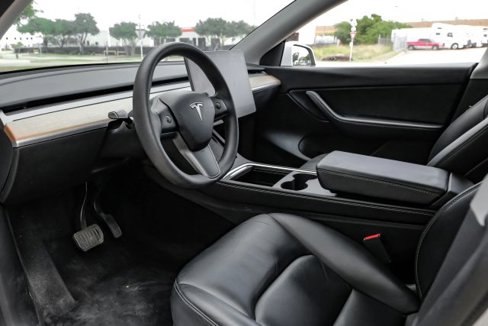 Used 2021 Tesla Model Y Long Range image 3
