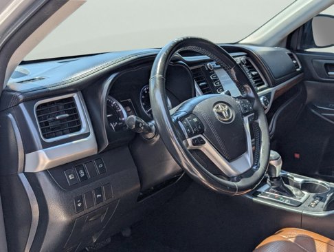 Used 2017 Toyota Highlander Limited image 13