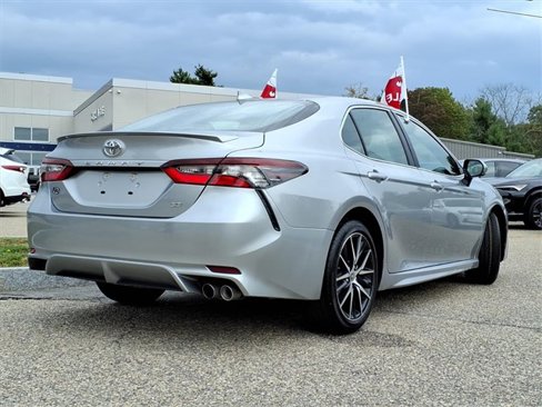 Used 2024 Toyota Camry SE image 3
