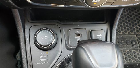 Used 2019 Jeep Cherokee Limited w/ Technology Group image 18