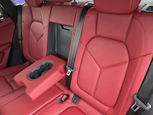 Used 2023 Porsche Macan Turbo image 31